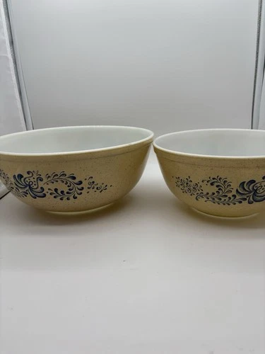 Pyrex Homestead Mixing Bowls Lot Of 2 - 403, 404