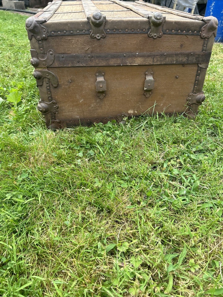 Antiguo baúl de cofre de capitanes piratas 26 pulgadas x 14 pulgadas x 13 pulgadas camel trasero Foto 2 de 4