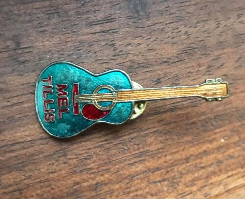 VINTAGE 1980s Mel Tillis guitar enameled badge pin brooch country Lonnie Melvin - Afbeelding 1 van 2