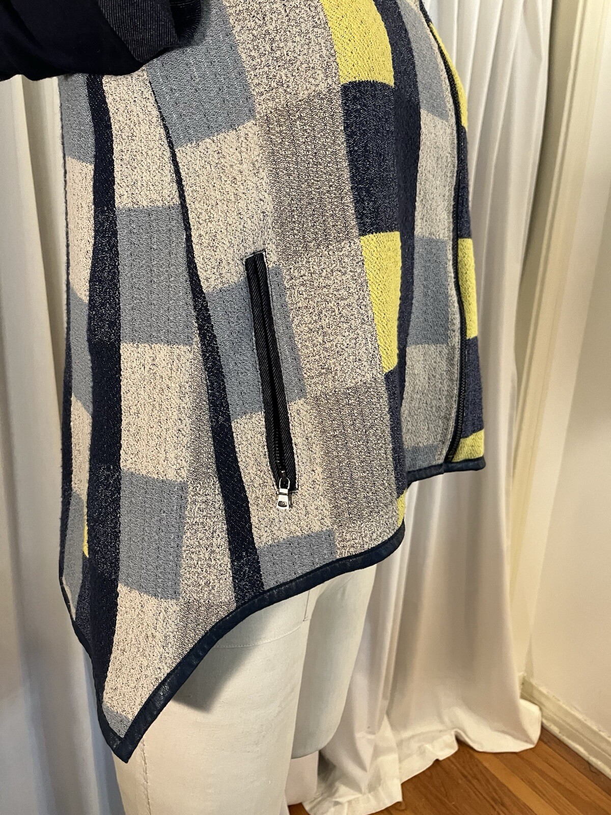 BCBGMAXAZRIA Women's Boxy Patchwork Jacket Size S - image 4