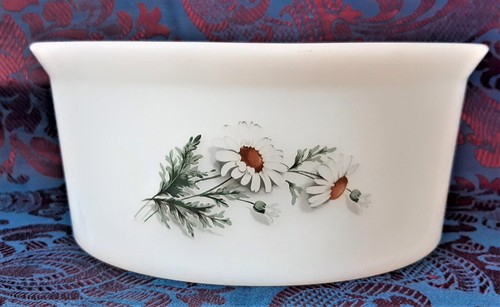 Plat a soufflée avec motifs floraux / Arcopal France