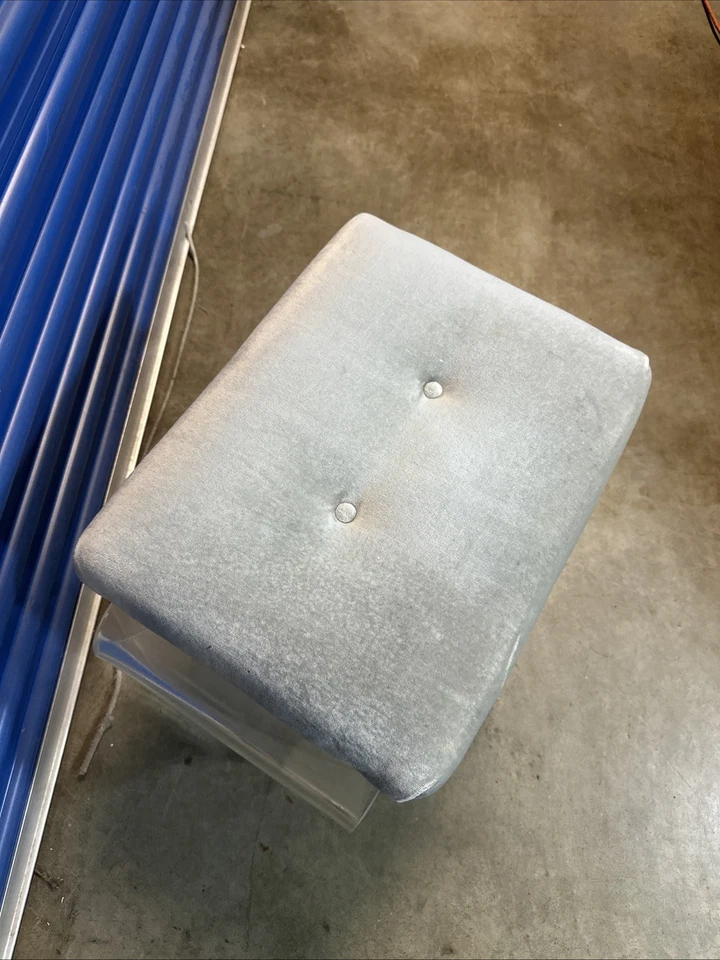 Banco Lucite Moderno Mediados de Siglo Colina Fabricación Cascada Banco Gris Terciopelo Foto 4 de 4