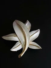 VINTAGE PASTELLI BRUSHED & SHINY LEAF SILVER & GOLD TONE DESIGNER PIN BROOCH