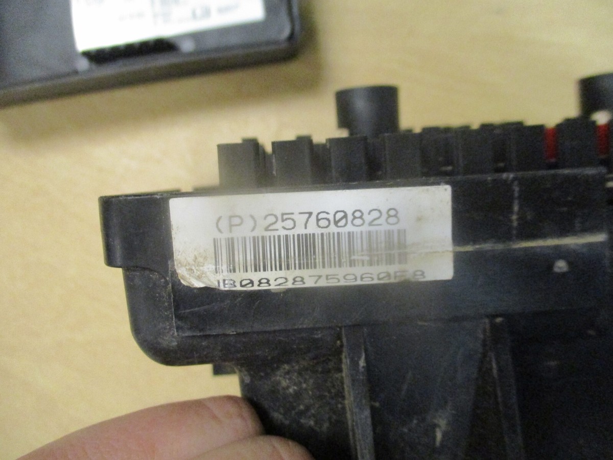 やまなac様確認用 2006 Chevrolet Van Express 3500 Engine Fuse Box | 25760828 | OE