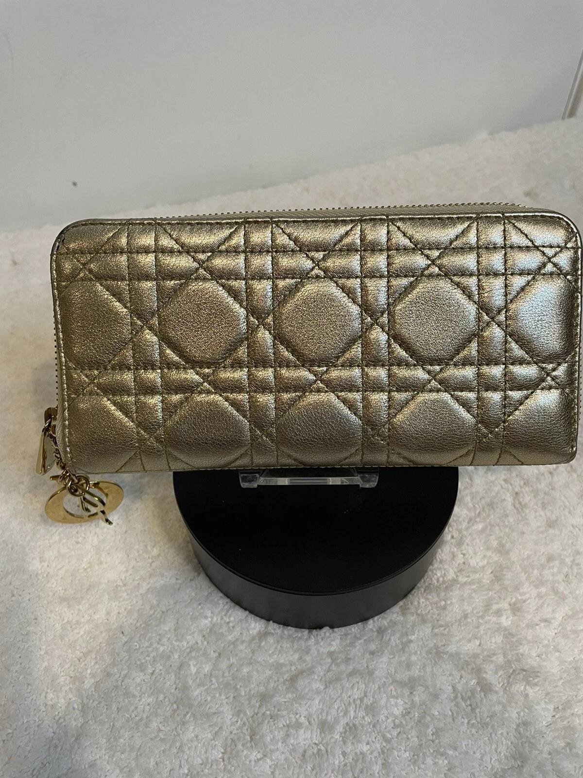 Grand portefeuille zippé avec logo charme en cuir Dior Lady Dior Champagne Or