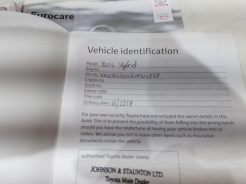 Original 2017 TOYOTA YARIS Bedienungsanleitung Service Buch Etui HYBRID - 第 2/5 張圖片