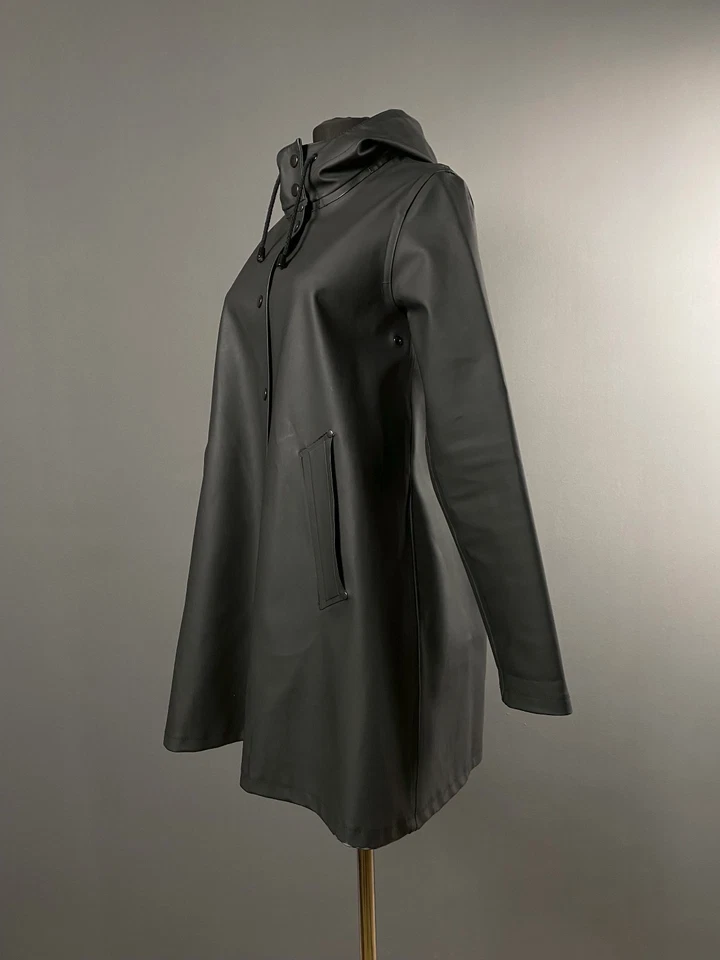Abrigo impermeable con capucha Stutterheim Mosebacke para mujer talla XXXS Foto 3 de 4