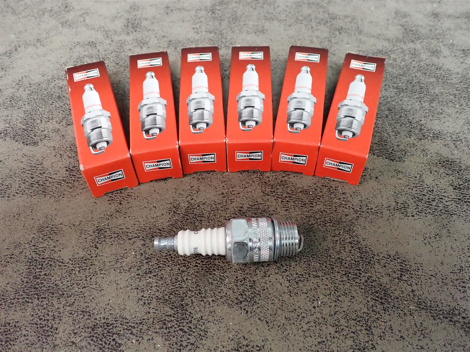 Set of 6 NEW Champion 541 RD16 Copper Plus Spark Plugs BN409
