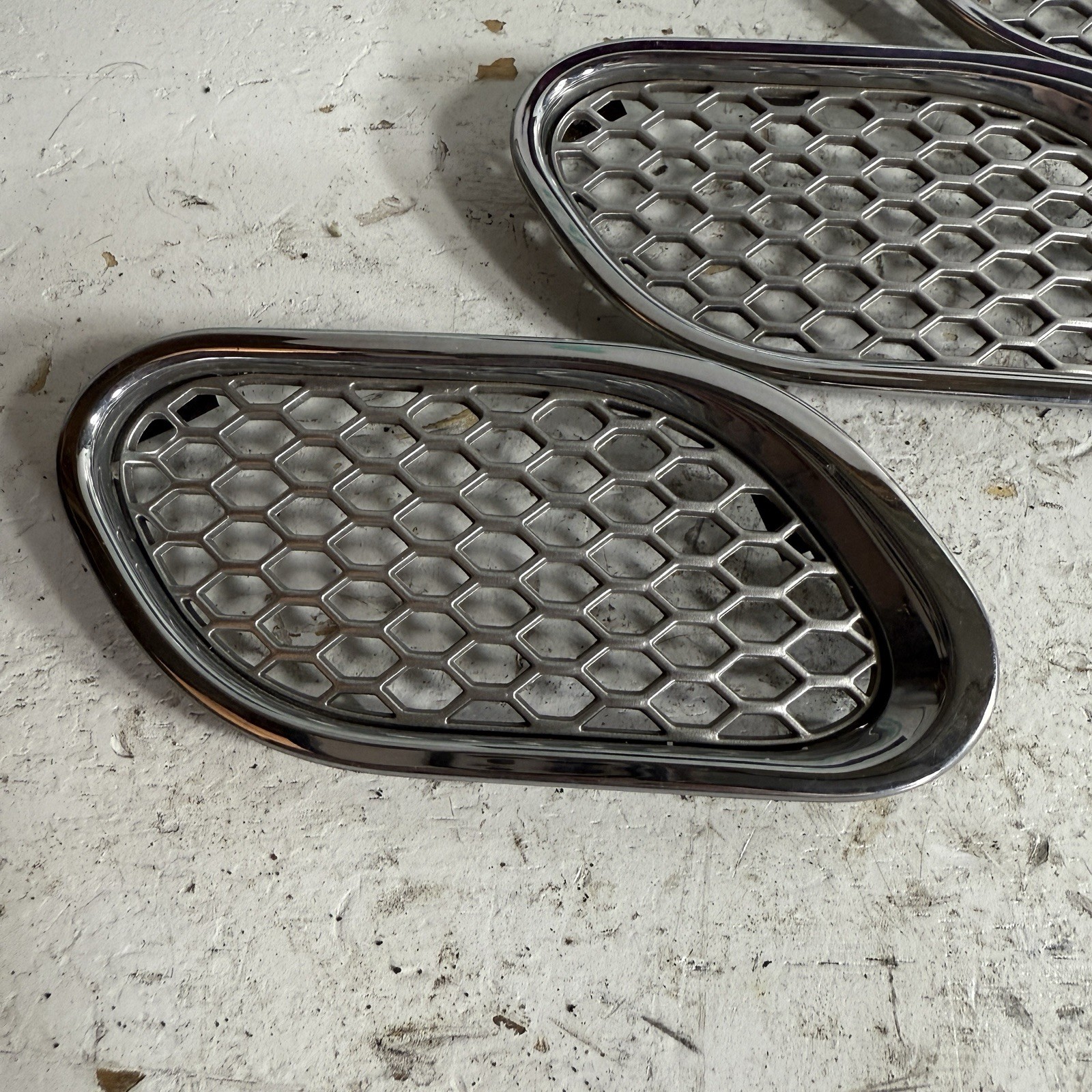 03-13 Maserati Quattroporte Left Front Fender Vent Grilles Set of 3 M139