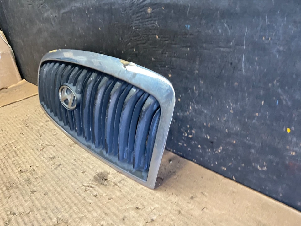 2001 to 2005 Hyundai Sonata Front Upper Grille Grill Bumper OEM S5868 DG - Image 2 of 4