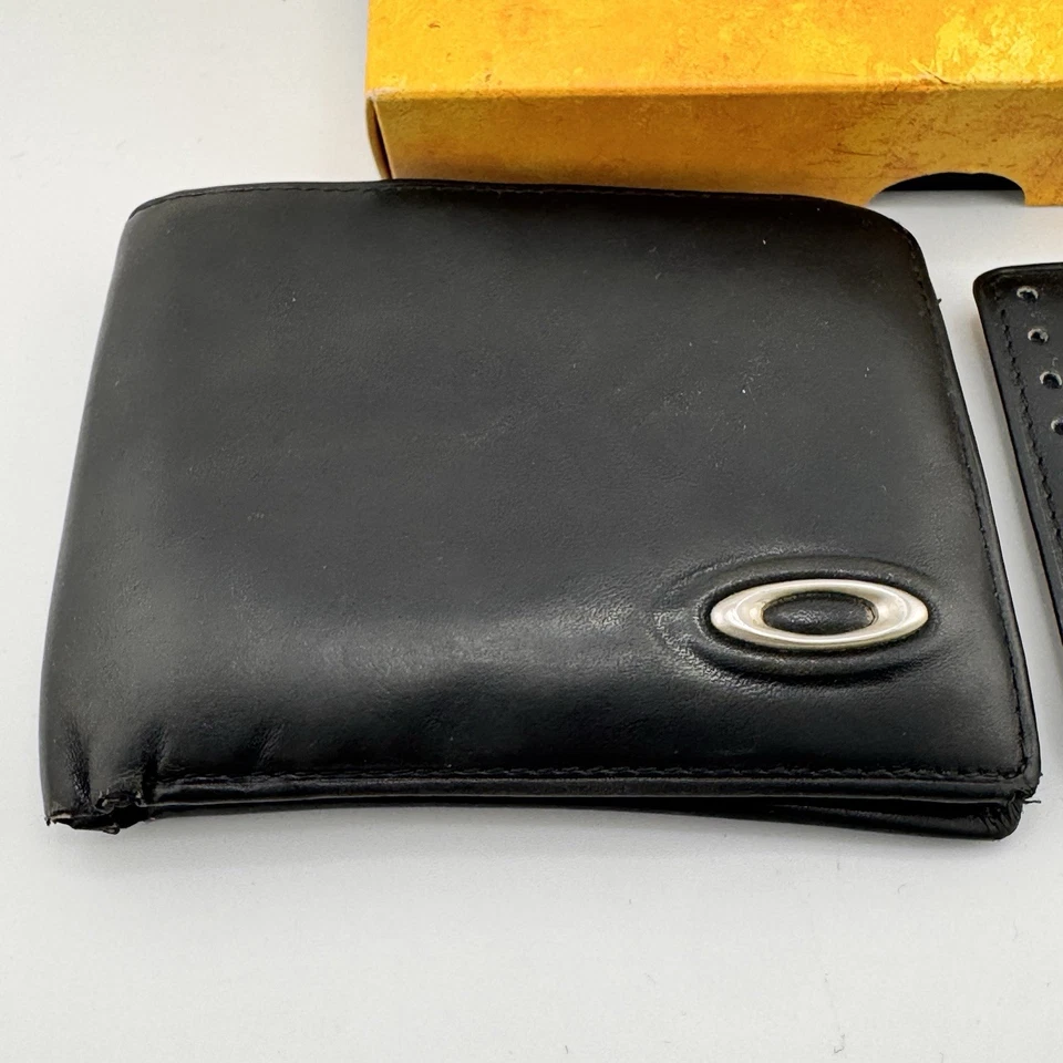 Cartera de cuero Oakley 2001 con icono plateado con inserción de tarjeta de crédito y caja original Foto 3 de 4