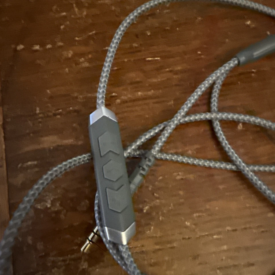 V-MODA Speakeasy DAC/AMP 3-Button Lightning Headphone Cable - Grey - Image 4 of 4