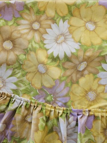 Vintage Daisies Tablecloth Round Yellow Purple White Daisy Floral Hippie 70s Mod - Afbeelding 1 van 7