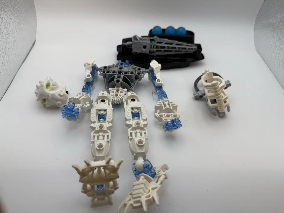 Lote de peças LEGO Bionicle Toa Matoro Inika azul branco com lançador Zamor 8737  - Imagem 4 de 4