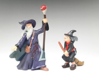 Bullyland  -- Zauberer & Hexe auf Besen  --  Vintage Comic Figuren