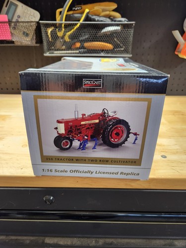 SpecCast International Harvester Farmall 350 With Two Row Cultivator 1:16 Scale - Picture 3 of 4