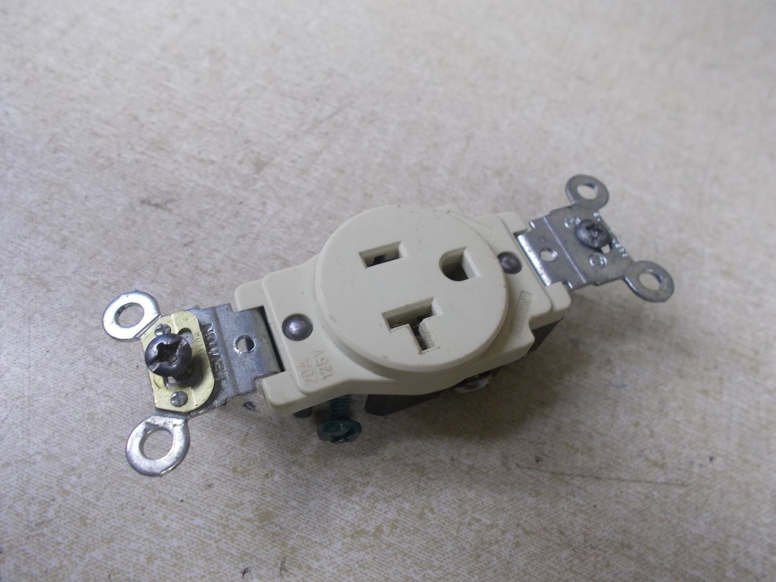 NEW Leviton 20A 125V NOM 057 Outlet Receptacle *FREE SHIPPING* eBay