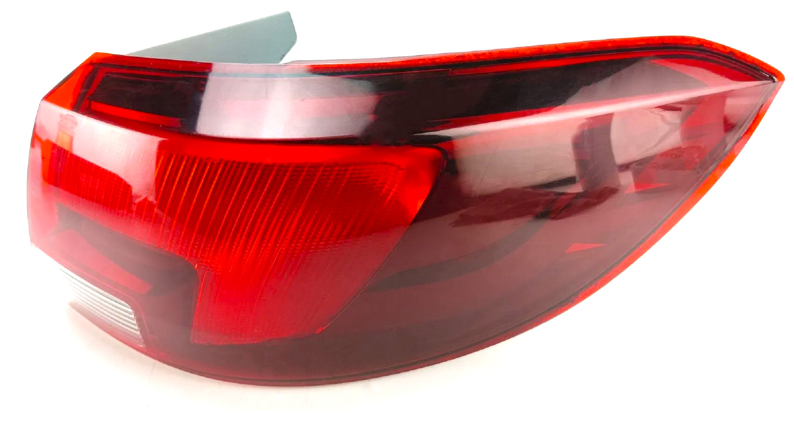 Feu arrière Opel Astra K Break rouge pour réparer un stop extérieur cassé