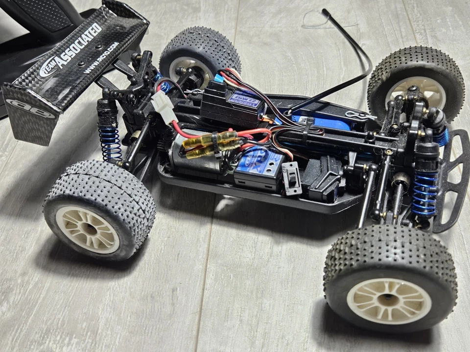 💥Vintage Team Associated Rc18t 1st Gen RC Remote Control Car - Image 4 of 4