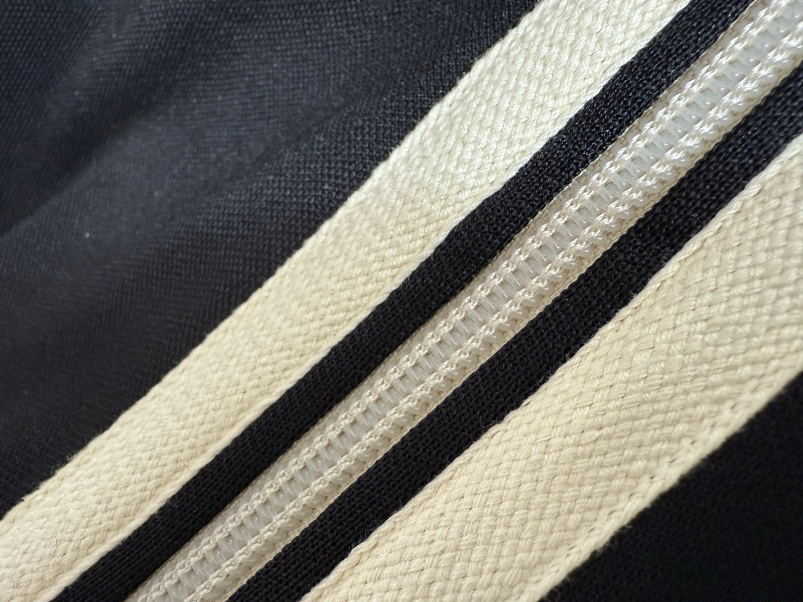 Giacca da pista Gucci nuova ad incastro nera GG Stripe riflettente. Taglia S