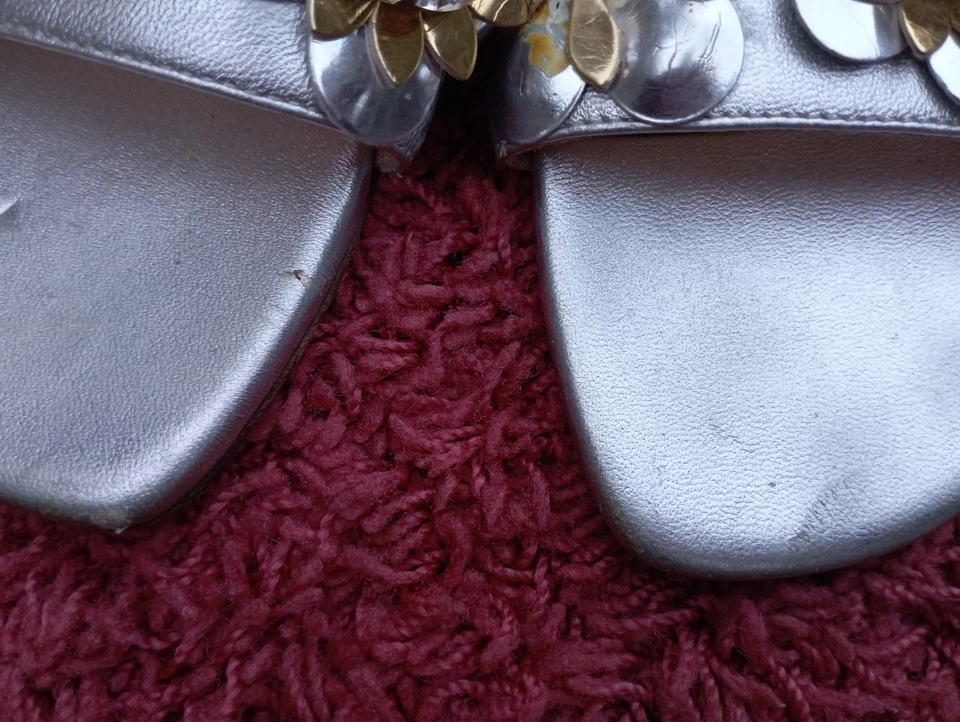 Toboganes planos Fendi de cuero plateado Flowerland talla 40 Foto 2 de 4