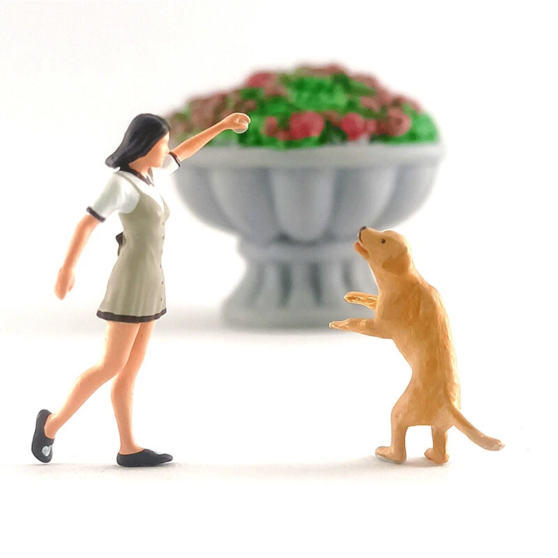 RM1:64 Miniature Daily Character Girls Held Cat and Play with Dog Pet - Image 3 of 4