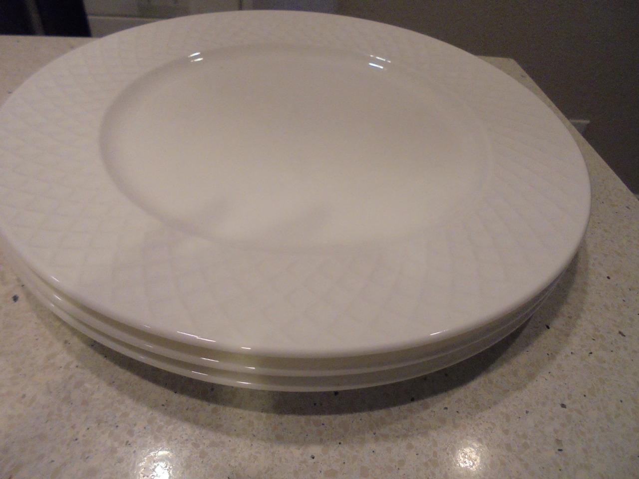 3 Mikasa Trellis White dinner plates nearmint condition low fast
