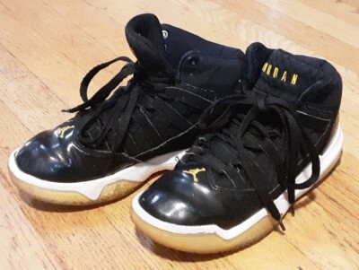 NIKE JORDANS  Max Aura Shoes (Sz 4y) AQ9214-041