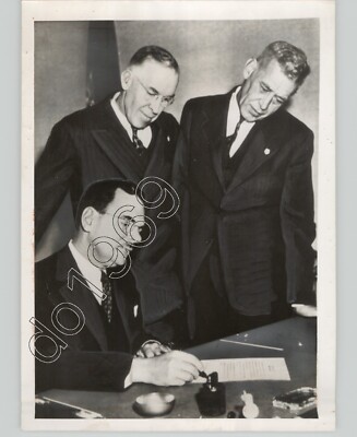 NEW YORK Governor THOMAS E DEWEY w/ Olympic Bobsledders 1945 Press Photo