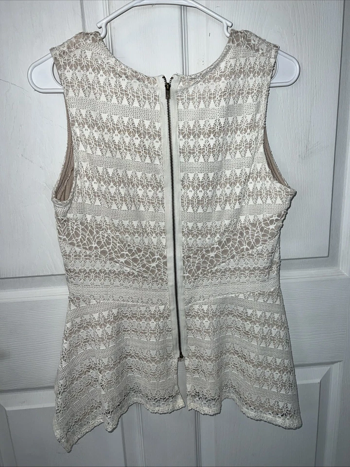 Camiseta sin mangas ajustada Bar III Peplum totalmente forrada nude marfil con superposición de encaje talla grande Foto 2 de 4