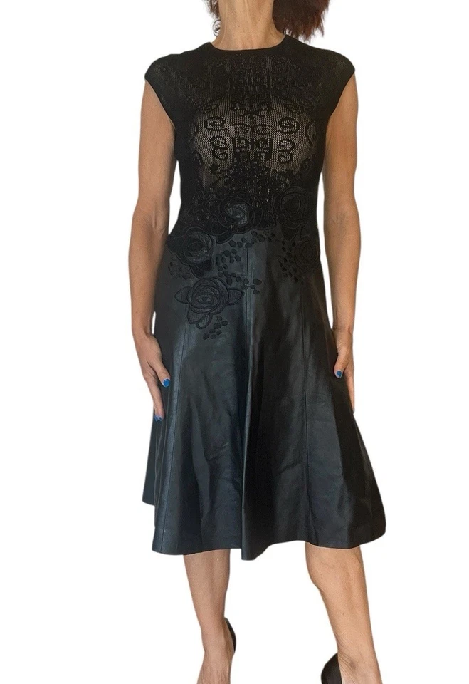 Vestido Patinador Negro Escada Encaje Tejido Cuero Combo Rosa Bordado Cuero S Foto 3 de 4