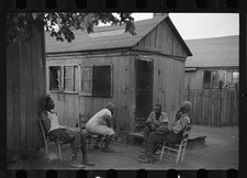 Foto: Impresión fotográfica de la escena del porche de los hombres de cabaña rural de los años 30