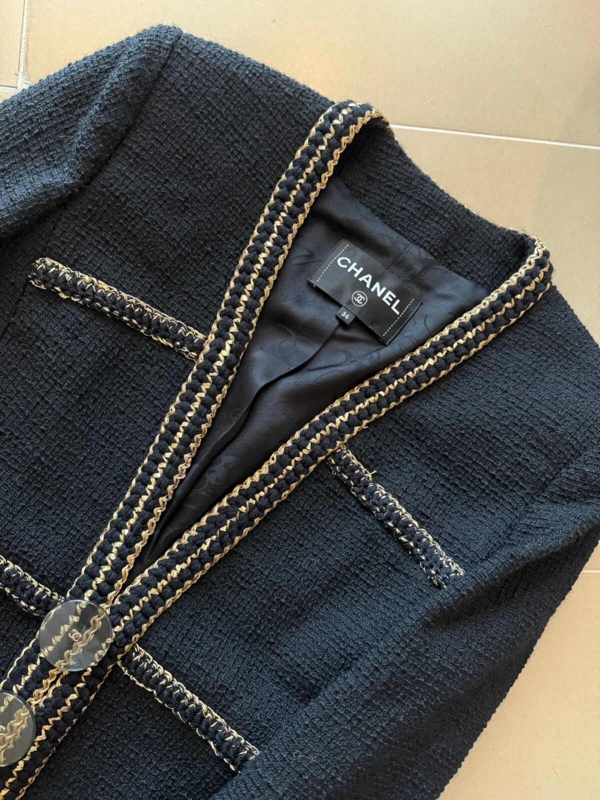 Cappotto giacca lana nero piccolo bottone CC bordo oro Chanel $9000 taglia FR34 XS US2