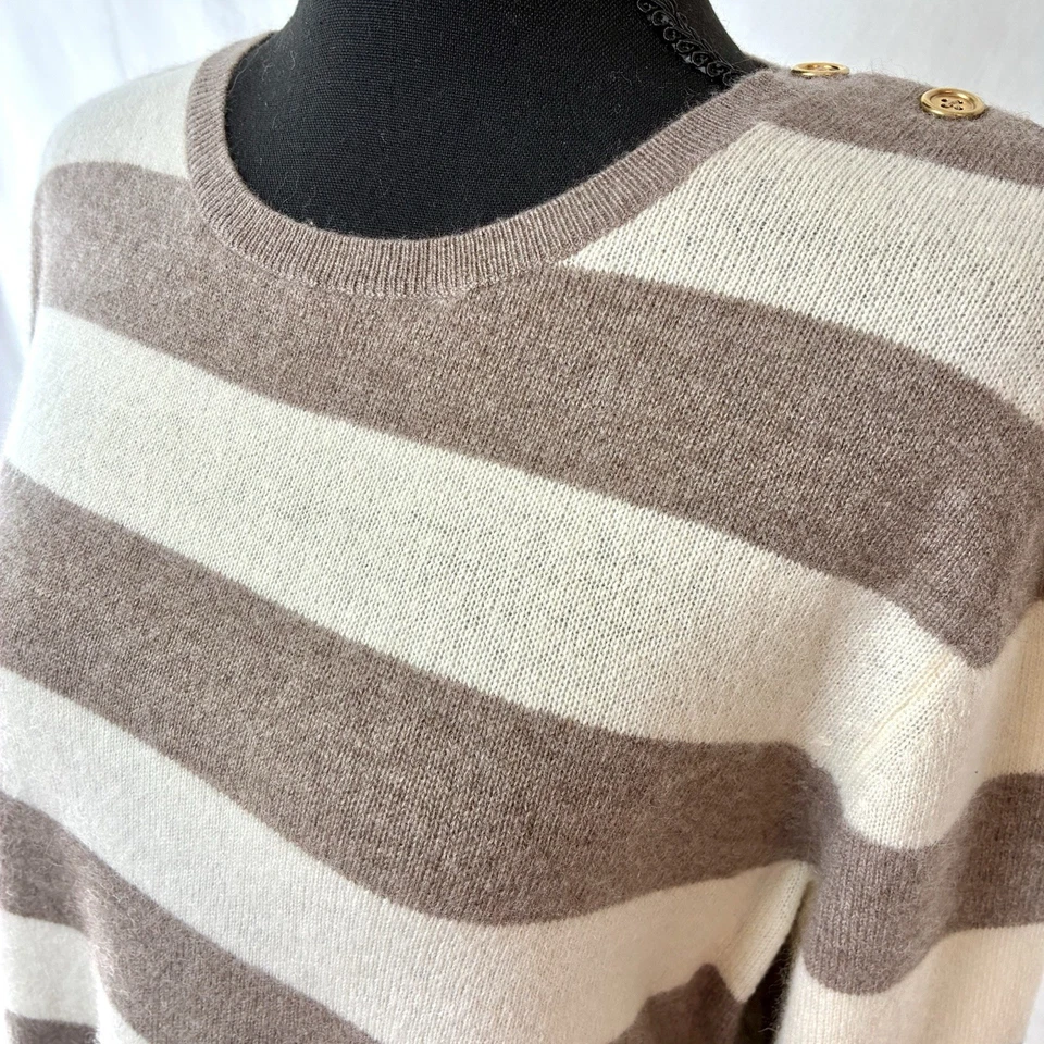 Suéter listrado feminino Charter Club cashmere bronzeado e marfim botões de ombro grandes - Imagem 3 de 4