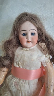 Poupée ancienne tête en porcelaine sur Gens de Confiance
