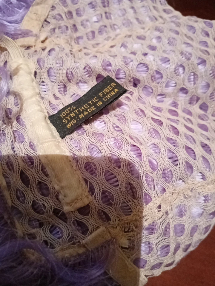 Peluca Disfraz Lacey de Colección Nueva York - Violeta con Puntas Grises NUEVA VINTAGE. da Foto 4 de 4