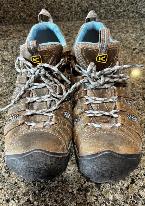 KEEN Women’s Voyageur Hiking Shoes. Barley worn. Women’s 10, Men’s 9