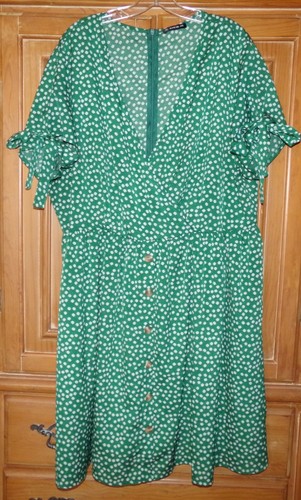 SHEIN CURVE DAMEN GRÖSSE 4XL PASST WIE 2X GRÜN GEBLÜMT KURZÄRMELIG V-AUSSCHNITT KLEID - Bild 1 von 3