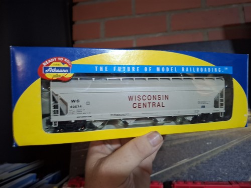 Tolva cubierta de flujo central Athearn RTR Wisconsin Central ACF - WC #83074 | Condition: Used