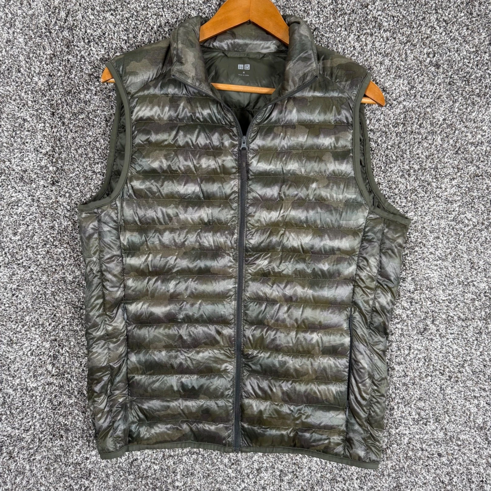 Uniqlo Ultra Light Down Vest Mens M Camo Olive Green Down Feather Puffer Outdoor
