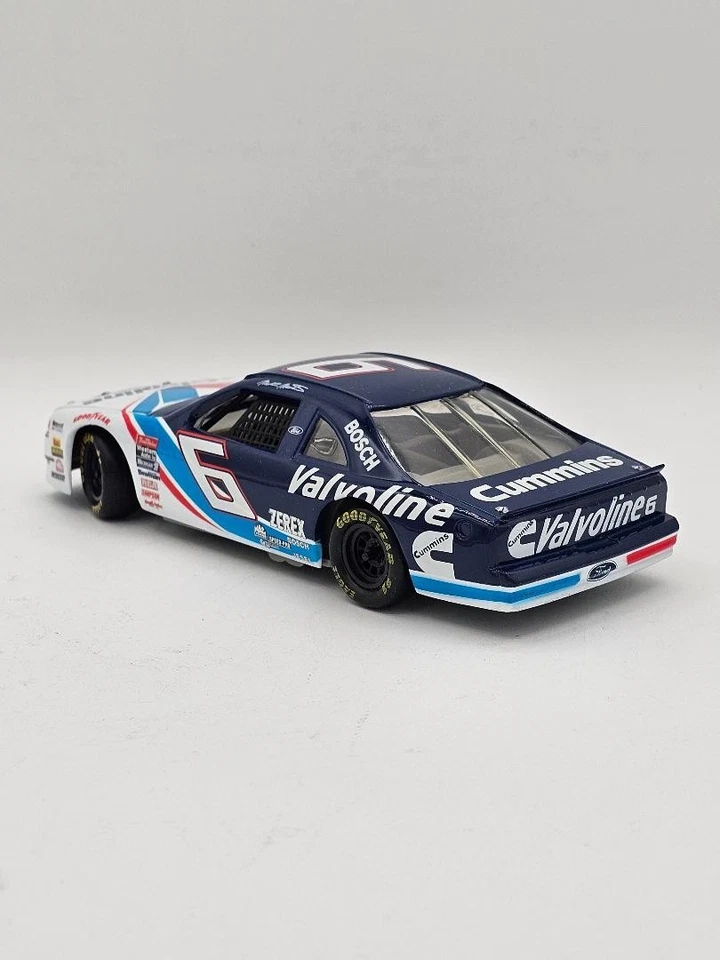 Mark Martin #6 Valvoline Ford Thunderbird - 1996 Revell 1:24th scale diecast - Image 2 of 4