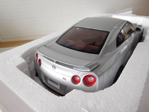 Kyosho 1/18 Nissan GT-R (R35) 2020 Siler - Picture 6 of 10