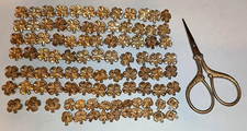 Lot couture vintage/ancien - 75 boutons trèfle plaque or tige, 20 GP ??? & Ciseaux.
