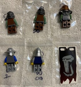 Lego - 5 Mini-Figures & Flag For Castle  Set 7037 "Tower Raid"