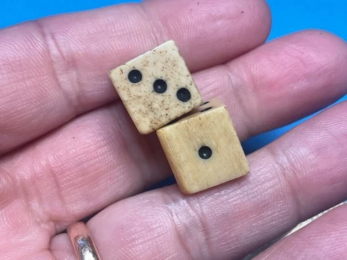 —-1800s CIVIL WAR—-HAND-CARVED CATTLE BOVINE   DICE LARGER———B-04