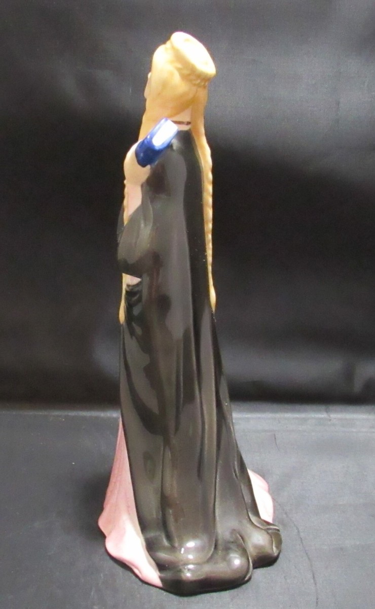 旧西ドイツのGoebel 社製　カーディナル　磁器製フィギュア VTG Goebel Queen Eleanor 1442 W Germany Mint Condition 8 3/4