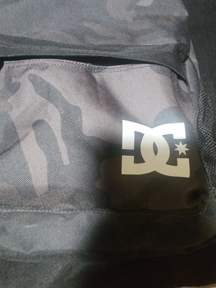 Bonita Mochila De Colección Abstracta Camuflada DC Zapatos Trasera Color Raro Bonita Foto 2 de 4