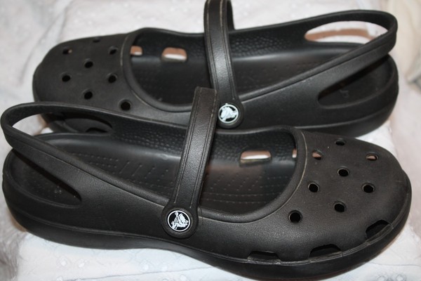 CROCS LADIES BLACK SANDALS. WOMENS SZ : 11. FREE POST.