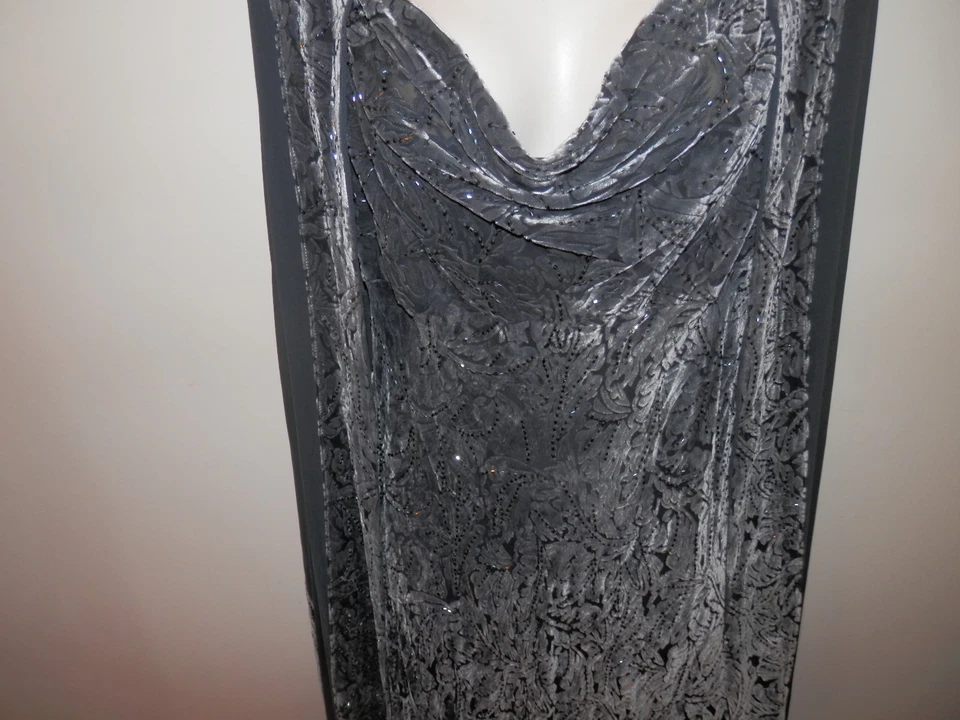 NUEVO CON ETIQUETAS $800 Carmen Marc Valvo HERMOSO, IMPRESIONANTE Vestido Formal Gris Carbón Talla 10 Foto 3 de 4