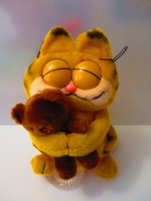 VERY RARE 1980  s VTG 13"Plush Garfield w/ Eyes Closed Hugging Pooky Bear Dakin